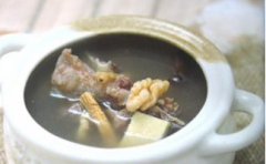 产后食谱：黑芝麻猪蹄汤